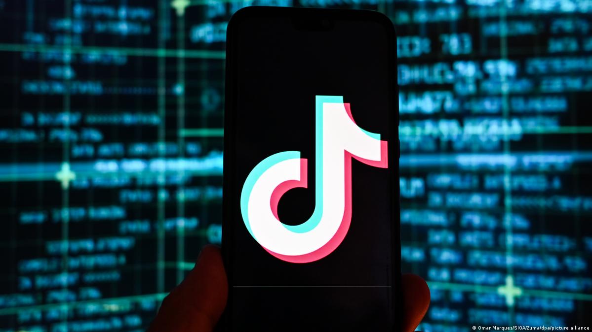 European Commission bans TikTok from staff work devices – DW – 02/23/2023