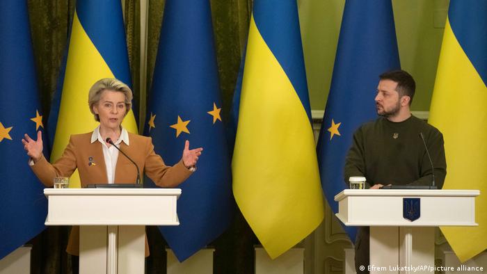 EU-Kommissionspräsidentin von der Leyen und der ukrainische Staatschef Selenskyj bei der Pressekonferenz in Kiew 