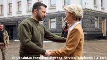 Ukraine's President Volodymyr Zelenskiy welcomes European Commission President Ursula von der Leyen, as Russia's attack on Ukraine continues, ahead of EU summit in Kyiv, Ukraine February 2, 2023. Ukrainian Presidential Press Service/Handout via REUTERS ATTENTION EDITORS - THIS IMAGE HAS BEEN SUPPLIED BY A THIRD PARTY. MANDATORY CREDIT.