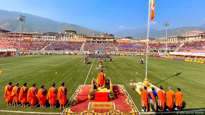 Eine Feier im Nationalstadion der bhutanischen Hauptstadt Thimphu