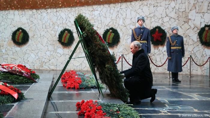 Putin deposita una corona de flores en memoria de la batalla de Stalingrado de la Segunda Guerra Mundial. (2.02.2023).