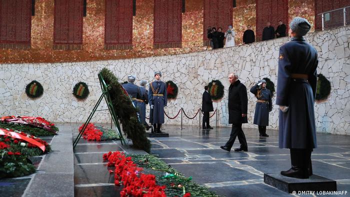 Russland | Putin zum 80. Jahrestag am Stalingrad Denkmal