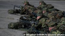 11.05.2022**Rekruten, die für die Reserve ausgebildet werden, üben auf dem Truppenübungsplatz Hammelburg der Bundeswehr das Scharfstellen des Sturmgewehrs G36.