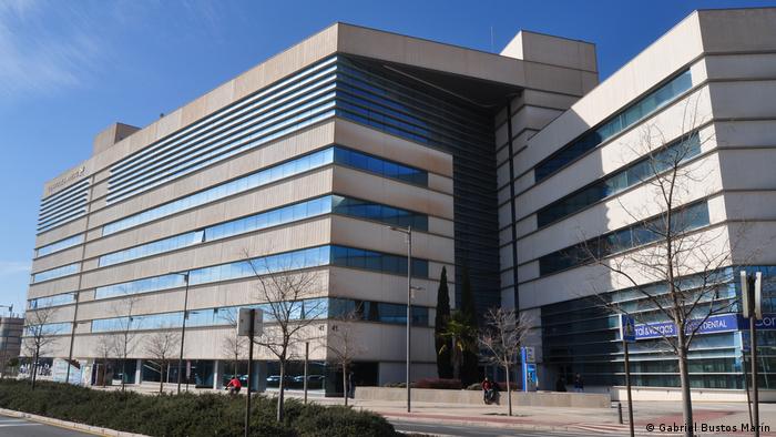Vista exterior de un edificio del Centro de Empresas del Parque Tecnológico de la Salud, perteneciente a la Junta de Andalucía.