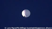 Ein Höhenballon schwebt über Billings im Bundesstaat Montana. Das US-Militär hat einen chinesischen Spionageballon über dem Norden der USA gesichtet. Der Ballon sei am Mittwoch über dem Bundesstaat Montana im Nordwesten der USA entdeckt worden, teilte das Pentagon am Donnerstag mit. Die Flugbahn des Ballons werde genau verfolgt. (zu dpa «Pentagon sichtet chinesischen Spionageballon über dem Norden der USA») +++ dpa-Bildfunk +++