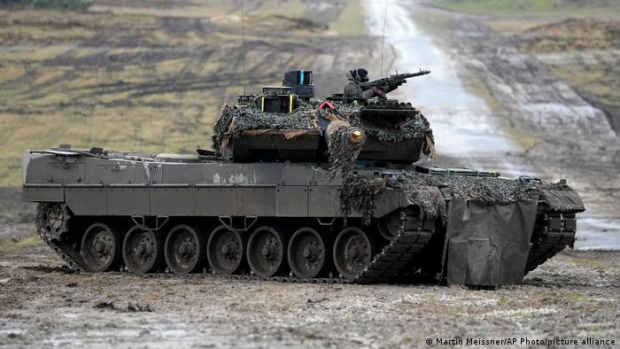Teilweise mit Netzen getarnter Leopard-2-Kampfpanzer im Manöver