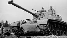 Ein Leopard 1 Panzer der Bundeswehr auf dem Truppenübungsplatz, Deutschland 1950er Jahre. A Leopard 1 tank of the German Bundeswehr at a military exercising ground, Germany 1950s.