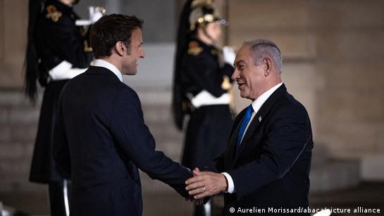 امانوئل مکرون (چپ) در دیدار با بنیامین نتانیاهو در پاریس