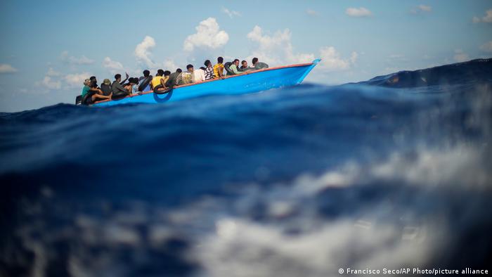 Un grupo de migrantes avanza en un bote hacia Lampedusa.