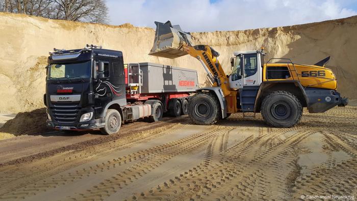 Einer von acht Lkw, die den Sand aus der Grube Hülseberg transportieren