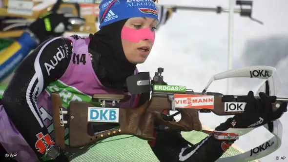 Magdalena Neuner am Gewehr (Foto: ap)