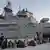 مصری‌هایی که از لیبی به تونس گریخته‌اند در کنار کشتی "راینلند-فالتس" منتظرند