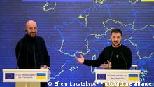 El presidente del Consejo Europeo, Charles Michel (izquierda) y el presidente de Ucrania, Volodimir Zelenski.