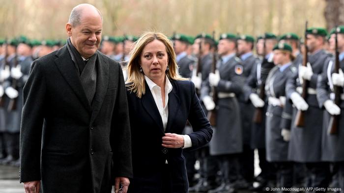Giorgia Meloni, primera ministra de Italia y el canciller alemán Olaf Scholz en Berlín