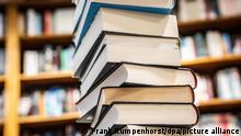 ARCHIV - 29.12.2022, Hessen, Frankfurt/Main: Ein Stapel mit neu erschienenen Büchern liegt in einer Buchhandlung im Stadtteil Bornheim auf einem Verkaufstisch. (zu dpa Buchmarkt-Bilanz: Kaufzurückhaltung auch bei Büchern) Foto: Frank Rumpenhorst/dpa +++ dpa-Bildfunk +++