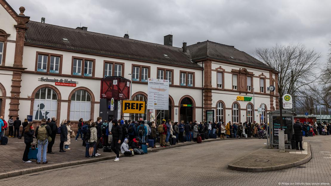 Fila longa de pessoas