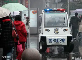 上海街头的警察巡逻车