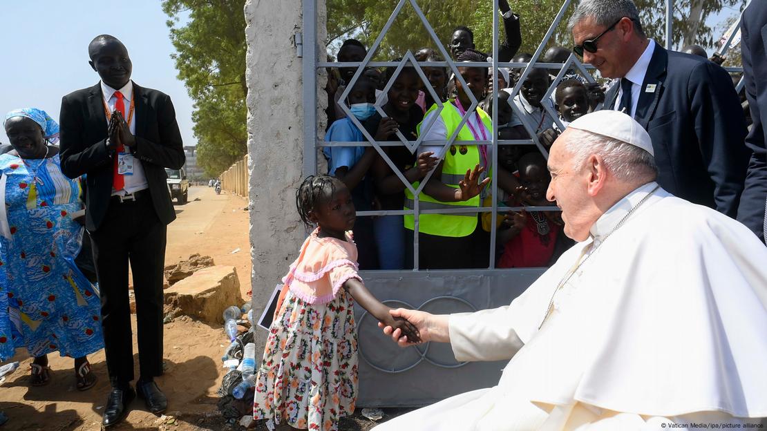 Papa, sentado, dá a mão para menina negra Papa, sentado, dá a mão para menina negra