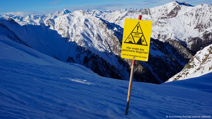 Trotz entsprechender Warnungen wagen es viele Wintersportler immer wieder, die markierten Skigebiete zu verlassen 
