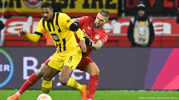 Borussia Dortmunds Sebastien Haller im Zweikampf mit Leverkusens Robert Andrich