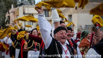 Χορευτές με παραδοσιακές φορεσιές στην πολιτιστική πρωτεύουσα Ελευσίνα. Χορευτές με παραδοσιακές φορεσιές στην πολιτιστική πρωτεύουσα Ελευσίνα.
