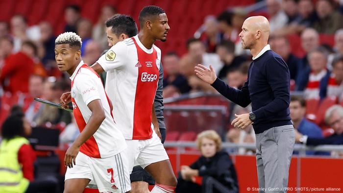 Ajax Amsterdams Trainer Erik ten Hag gibt Anweisungen an Sebastien Haller