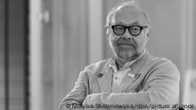 22.06.2017 *** Jürgen Flimm, damals Intendant der Staatsoper, nimmt in Berlin an der Jahres-Pressekonferenz der Staatsoper zur Spielzeit 2017/2018 teil. Der Regisseur und Intendant Jürgen Flimm ist tot. SW-Version. +++ dpa-Bildfunk +++
