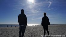 04.02.2023 *** Spectators watch after a suspected Chinese spy balloon was shot down off the coast in Holden Beach, North Carolina, U.S. February 4, 2023. REUTERS/Allison Joyce
