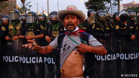 Un hombre muestra heridas de balas de goma durante una manifestación en Lima.