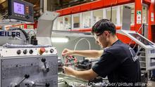 Oberhausen, Nordrhein-Westfalen, Deutschland - Auszubildende in Metallberufen. Auszubildender an einer Werkzeugmaschine im MAN Ausbildungszentrum. MAN Energy Solutions ist ein Traditionsunternehmen im Ruhrgebiet. Am 250 Jahre alten Standort in Oberhausen bauen und entwickeln rund 2.000 Mitarbeiter Kompressoren und Turbinen. || Modellfreigabe vorhanden