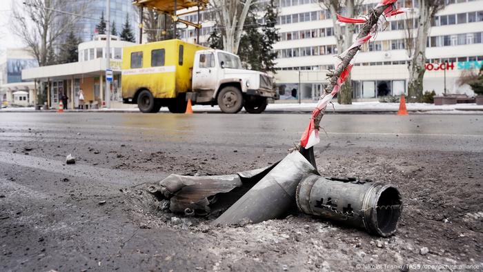 Fragmentos de cohetes quedaron en la calle Artyoma del distrito Kiyevsky, en Donetsk, tras un ataque militar de las Fuerzas Armadas de Ucrania. 