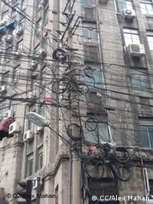 上海一栋房子上的许多电线