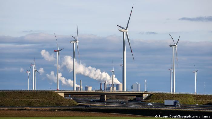 Windpark vor RWE Kraftwerk Neurath