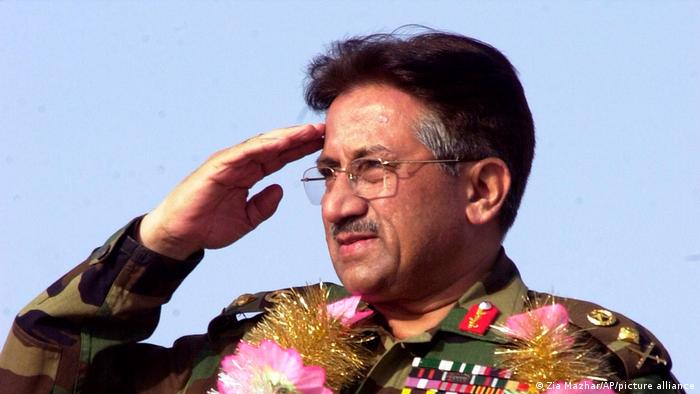 En 2016, Musharraf viajó a Dubái para recibir tratamiento médico y ahí estaba viviendo en exilio autoimpuesto para evitar ser enjuiciado por múltiples casos. Tres años después, fue condenado a muerte en rebeldía por traición por haber decretado en 2007 el estado de excepción. Sin embargo, un tribunal anuló posteriormente la sentencia (05.02.2023).