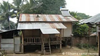 老挝琅南塔装有太阳能和抛物面镜的小屋