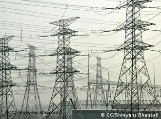 巨大的供电线路保障上海的能源供应