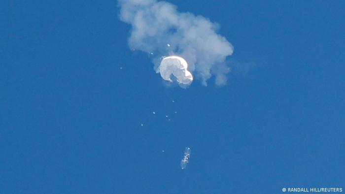 图中被美国军方击落的中方气球正在落向海面