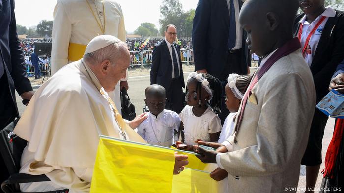 El sumo pontífice pidió la paz en el país de mayoría cristiana, que entre 2013 y 2018 se vio inmerso por una guerra civil entre dos facciones, la cual dejó 380.000 muertos. Además, el país africano tenía en diciembre unos 2,2 millones de desplazados internos, según la ONU. Depongamos las armas del odio y de la venganza dijo Francisco en la misa ante unos 100.000 fieles.