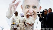 04/02/2023 Pope Francis greets a child as he attends a meeting with internally displaced persons at the Freedom Hall during his apostolic journey, in Juba, South Sudan, February 4, 2023. REUTERS/Yara Nardi 