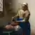 Una mujer vierte leche en un jarrón: "La lechera", pintura de Jan Vermeer.
