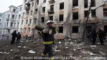 +++Kharkiv, Ukraine, Sunday, Feb. 5, 2023+++
Eine Rettungskraft trägt Teile eines abgesägten Baumes vor einem Wohnhaus, das von einer russischen Rakete getroffen wurde. +++ dpa-Bildfunk +++