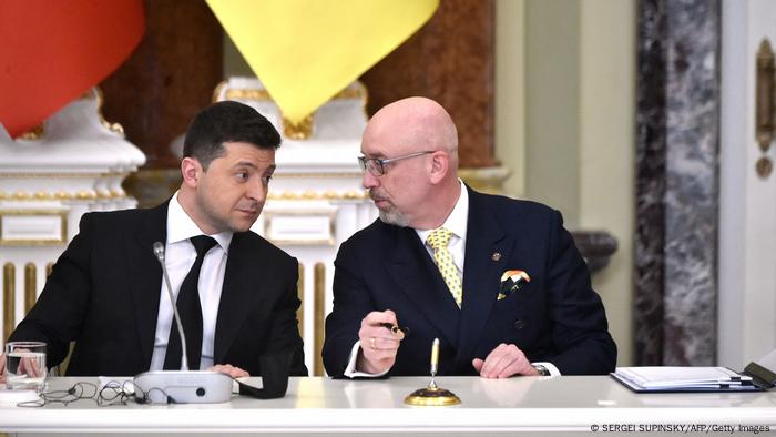 Präsident Wolodymyr Selenskyj und Verteidigungsminister Oleksij Resnikow Anfang Februar 2022 in Kiew