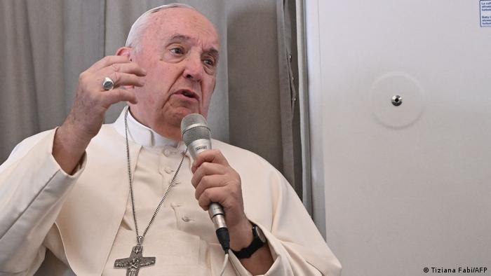 Vatikan: Papst Franziskus mit Mikrofon spricht