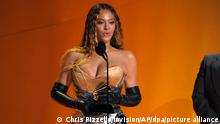 05.02.2023, USA, Los Angeles: Beyonce nimmt den Preis für das beste Dance/Electronic Music Album für Renaissance bei der Verleihung der 65. Grammy Awards entgegen. Die begehrten Musikpreise werden in mehreren Kategorien von der Academy of Recording Arts and Sciences vergeben. Foto: Chris Pizzello/Invision/AP/dpa +++ dpa-Bildfunk +++