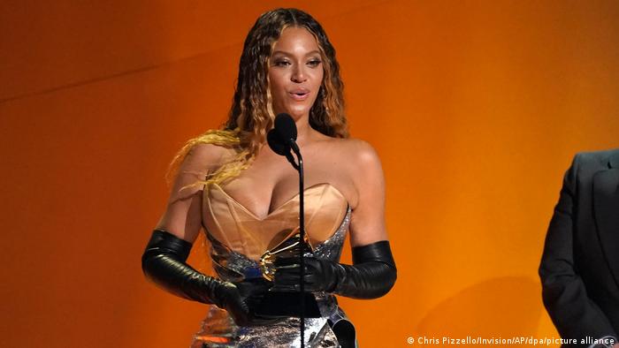 Beyonce acepta el premio al Mejor Álbum de Música Dance/Electrónica por Renaissance en la 65ª edición de los Premios Grammy.