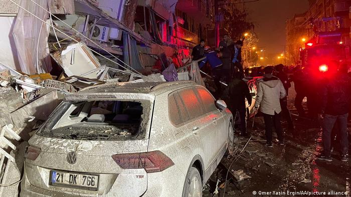 Vista parcial de la destrucción en una calle de Diyarbakir, Turquía. 