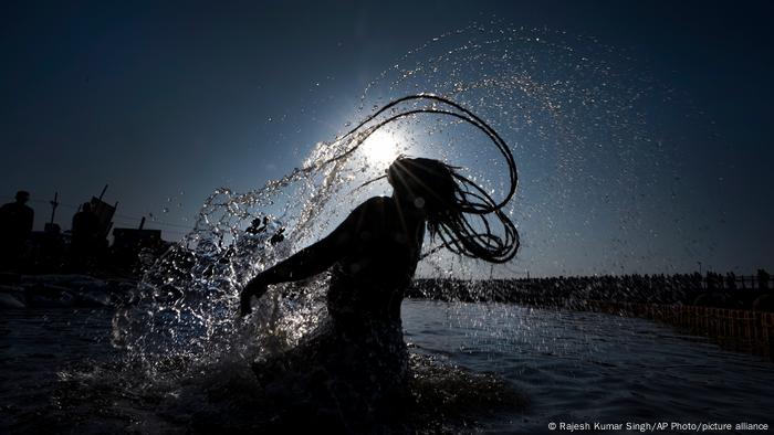 Un hombre se sumerge en Sangam, nombre que se le da a la confluencia de los ríos Ganges y Yamuna, durante Maghi Purnima, el día de luna llena del mes del calendario hindú Magh, en Prayagraj, estado de Uttar Pradesh, India. Todos los años, cientos de miles de peregrinos hindúes se sumergen aquí con la esperanza de lavar sus pecados.