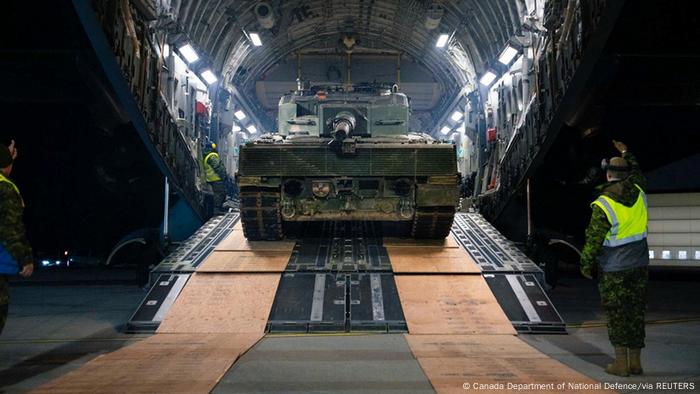 Die ersten Panzer vom Typ Leopard 2 aus Kanada rollen nach der Landung in Polen aus einem Transportflugzeug