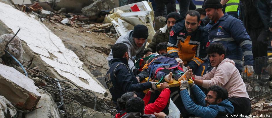 地震过后，土耳其的援助人员不眠不休地工作，将人们从废墟中拯救出来