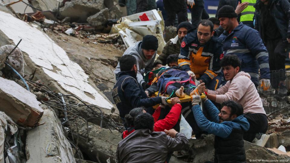 Terremoto deixa mais de 1.500 mortos na Turquia e na Síria – DW – 06/02/2023